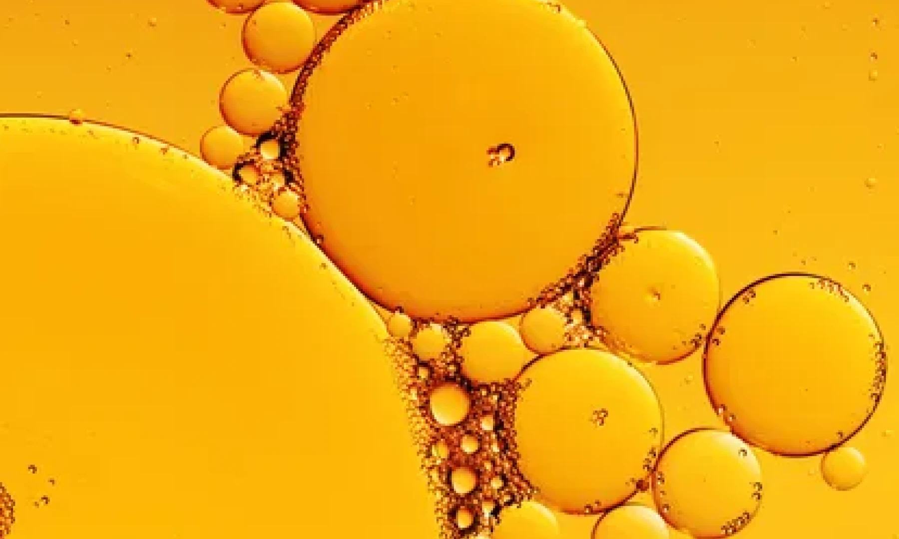 High-viscosity oil trapping air bubbles